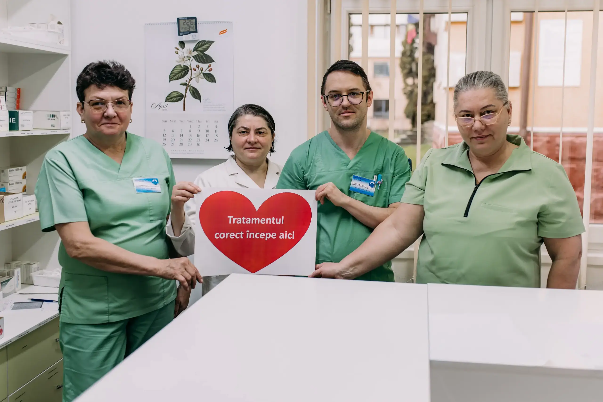 Echipa farmaciei spitalului, printre rafturile cu medicamente