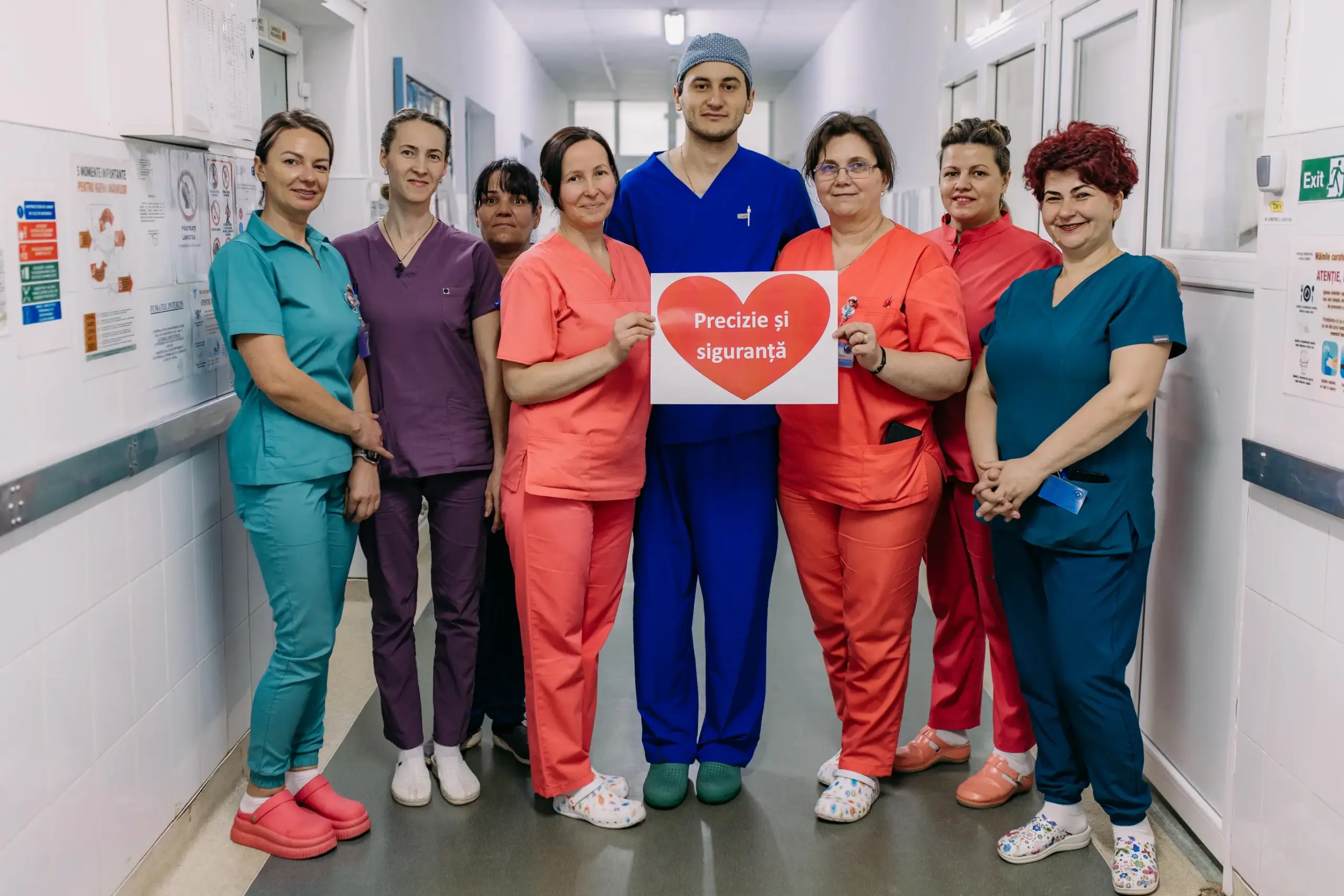 Echipa de chirurgie și bloc operator a spitalului, pe holul secției