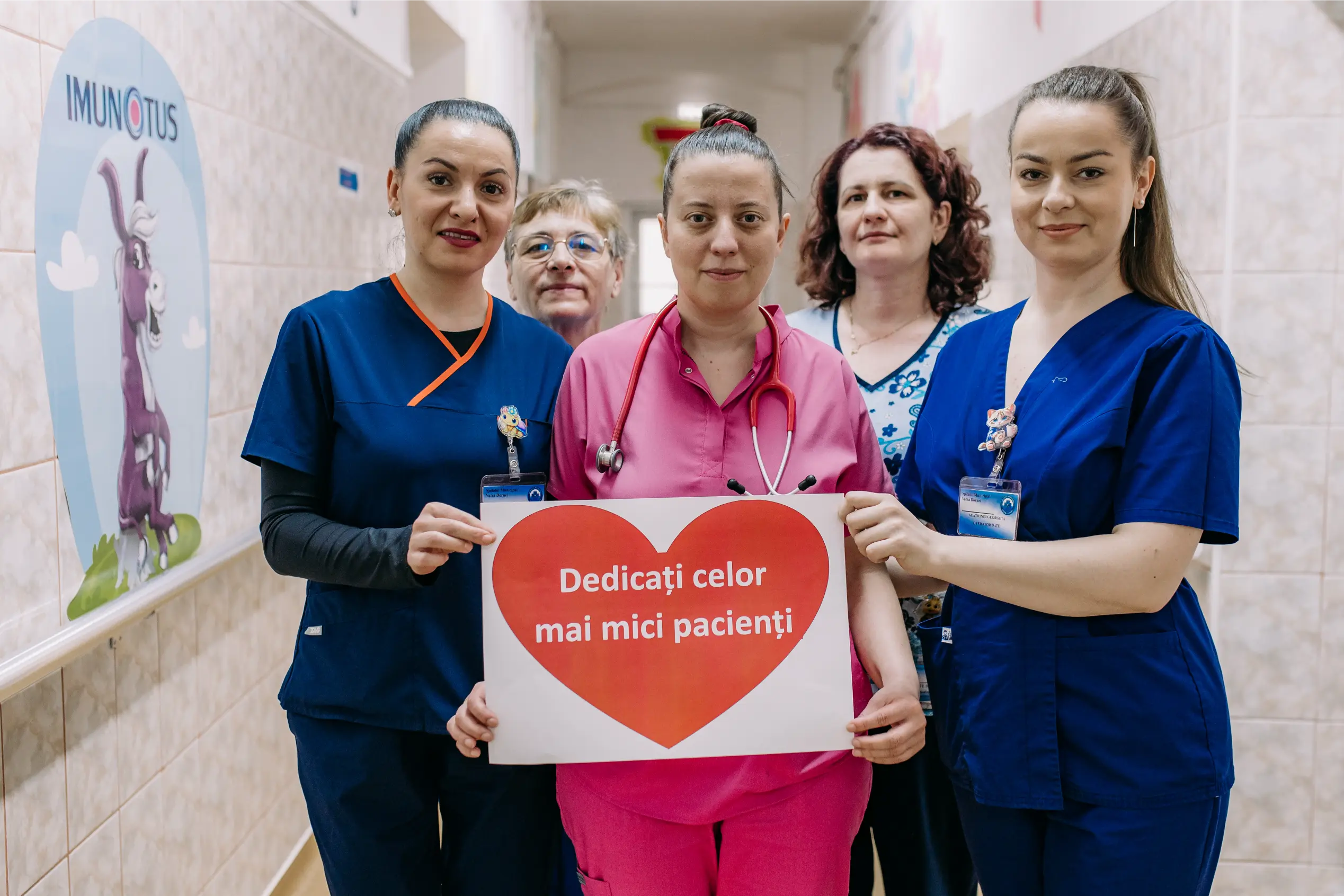 Asistente și medic din compartimentul de pediatrie, pe holul secției pentru copii